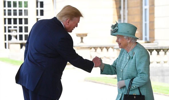 actualités de la reine image de la reine campagne de bus de train de Donald Trump actualités de la famille royale