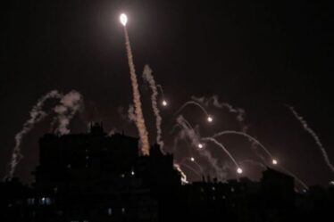 Le monde retient son souffle alors que le Liban se joint à la lutte contre la Palestine pour `` tirer des roquettes '' sur le nord d'Israël