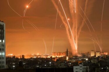 Netanyahu promet que le Hamas `` paiera '' alors qu'Israël bombarde 1000 cibles de Gaza - masse de troupes à la frontière