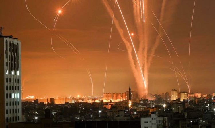 Netanyahu promet que le Hamas `` paiera '' alors qu'Israël bombarde 1000 cibles de Gaza - masse de troupes à la frontière