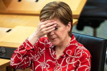 L'indépendance `` catastrophique '' laissera l'Écosse 300 milliards de livres sterling dans le rouge, prévient Sturgeon