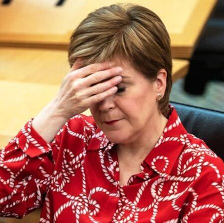 L'indépendance `` catastrophique '' laissera l'Écosse 300 milliards de livres sterling dans le rouge, prévient Sturgeon