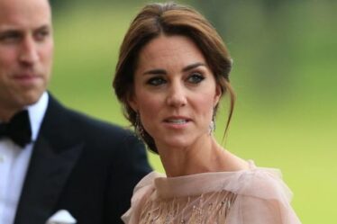 Kate Middleton n'était `` clairement pas à l'aise '' lors de l'annonce de ses fiançailles