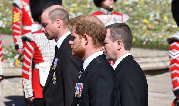 Harry avec William et son cousin Peter aux funérailles de Philip en avril