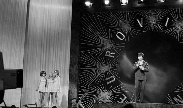 Sir Cliff a interprété Félicitations en 1968 et est arrivé deuxième