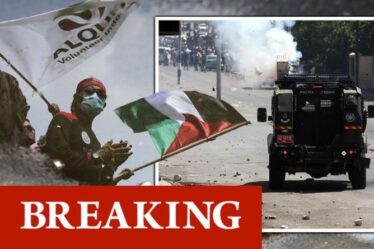 Des émeutes à Jérusalem éclatent sur les lieux saints: des soldats tirent des gaz lacrymogènes et des canons à eau sur des manifestants