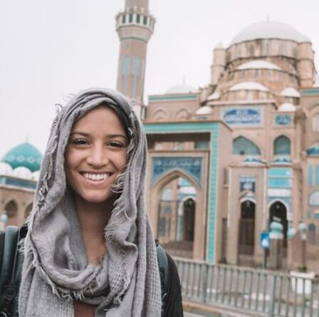 Travel Vlogger révèle comment elle a visité tous les pays à l'âge de 21 ans - `` Plateau d'échantillons du monde! ''