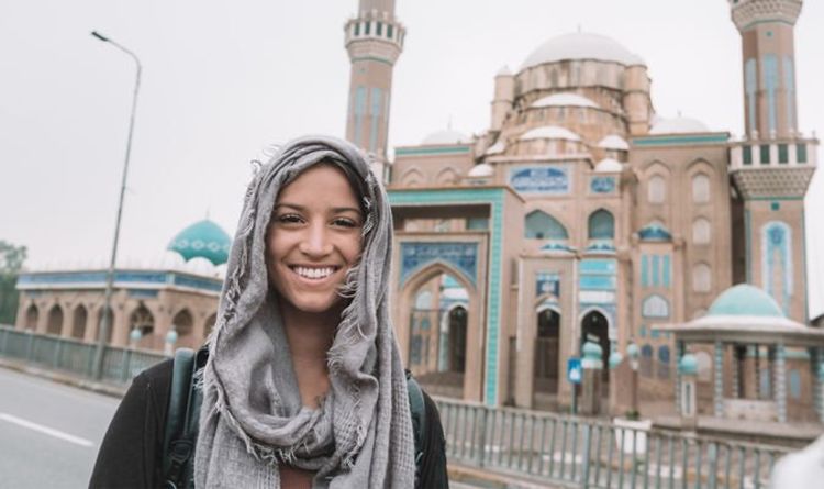 Travel Vlogger révèle comment elle a visité tous les pays à l'âge de 21 ans - `` Plateau d'échantillons du monde! ''