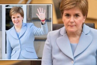 Sturgeon a déclaré qu'elle n'avait pas le droit automatique d'être FM alors que `` 14 ans d'échec '' étaient mis à nu