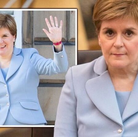 Sturgeon a déclaré qu'elle n'avait pas le droit automatique d'être FM alors que `` 14 ans d'échec '' étaient mis à nu