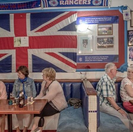 Des expatriés britanniques `` à tort '' détenus dans une rangée de `` faux '' papiers de résidence - `` Traités comme des criminels ''