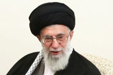 L'Ayatollah lance un appel aux armes terrifiant alors que l'Iran promet de porter des `` coups mortels '' sur Israël