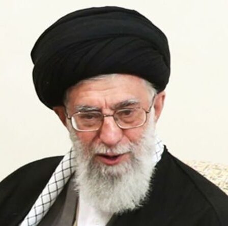 L'Ayatollah lance un appel aux armes terrifiant alors que l'Iran promet de porter des `` coups mortels '' sur Israël