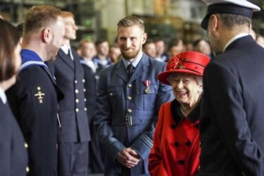 Mourning Queen, 95 ans, rappelle à Harry à quoi ressemble le devoir en retournant au travail