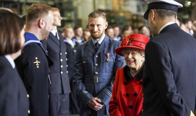 Mourning Queen, 95 ans, rappelle à Harry à quoi ressemble le devoir en retournant au travail