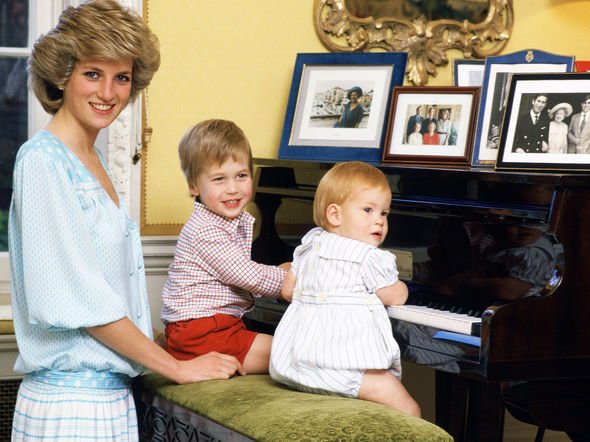 Diana, princesse de Galles avec le prince William et le prince Harry assis près d'un piano