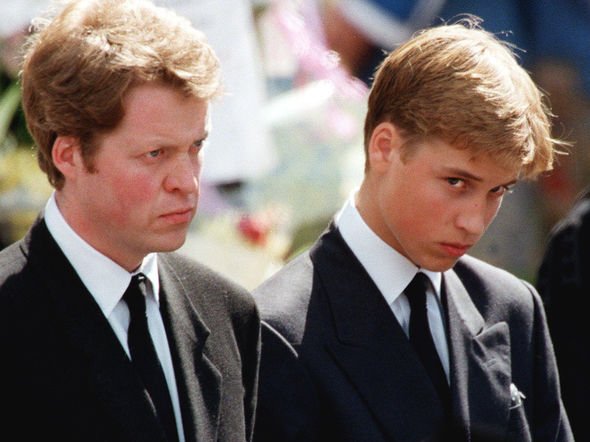 Prince William debout avec son oncle Earl Spencer