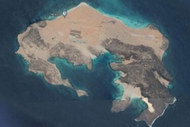 Base aérienne mystérieuse en cours de construction sur une île volcanique au large du Yémen dans le détroit de la mer Rouge
