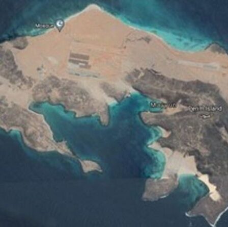 Base aérienne mystérieuse en cours de construction sur une île volcanique au large du Yémen dans le détroit de la mer Rouge