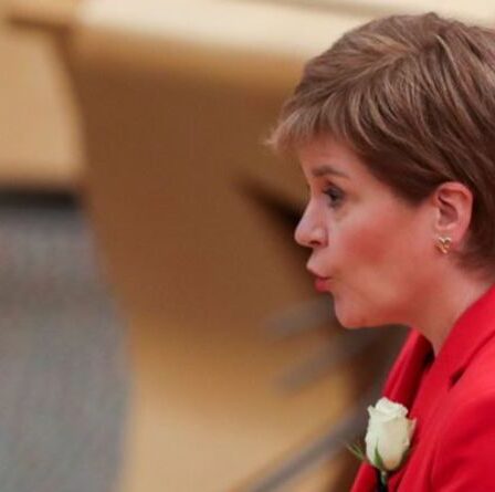 Nicola Sturgeon présente une nouvelle approche dans la lutte contre le COVID après avoir abandonné le plan `` d'élimination ''