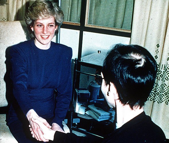 La princesse Diana et une patiente de l'aide 