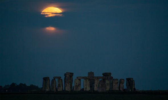 Lune: La structure par une soirée nuageuse avec une lune basse