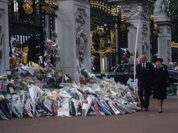 Des fleurs gisaient à l'extérieur du palais de Buckingham alors que la nation pleurait la mort de Diana, princesse de Galles