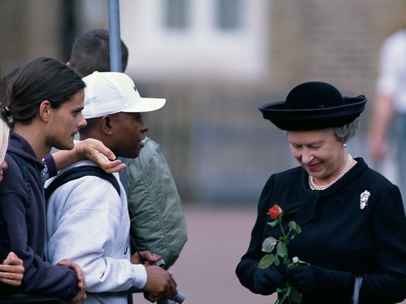La reine reçoit une rose d'un membre du public à la suite du décès de la princesse Diana