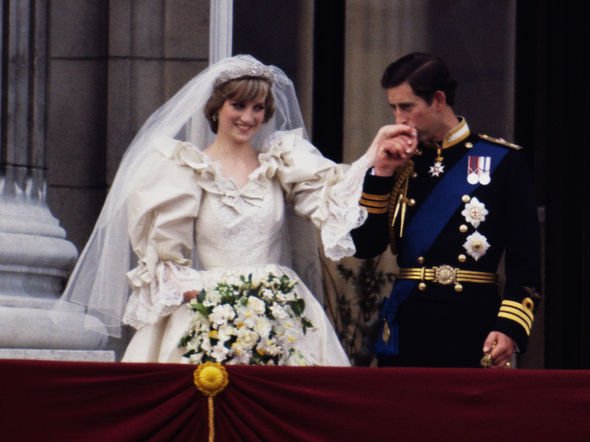 Le prince Charles et Diana et la princesse de Galles se tiennent sur le balcon du palais de Buckingham le jour de leur mariage