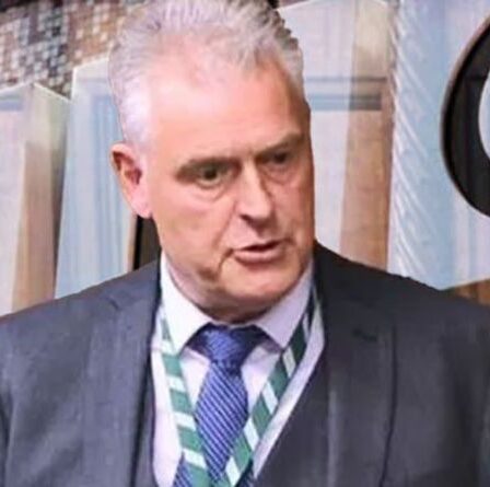 Boycott de la BBC: un député furieux promet de ne pas payer UN SEUL PENNY à la BBC - licence déchirée