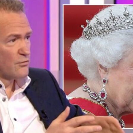 Alexander Armstrong admet que Queen l'a laissé en larmes en hommage à sa mère `` ne pouvait pas lire ''