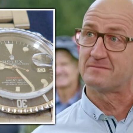 Antiques Roadshow invité en larmes alors que la rare Rolex de son père décédé reçoit une évaluation énorme
