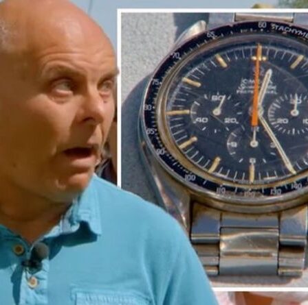 Antiques Roadshow: la foule sursaute alors que la valeur à cinq chiffres d'une montre Omega rare est découverte