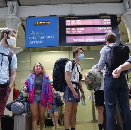 Avertissement de coronavirus: Boris Johnson doit `` arrêter les voyages à l'étranger maintenant '', prévient un expert de la santé