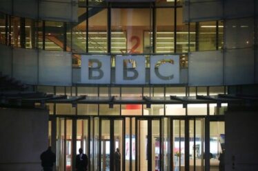 BBC au bord du gouffre: le diffuseur `` s'affaiblit d'année en année '' avant que l'avenir ne plonge dans le doute