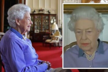 `` Belle en violet '' La reine Elizabeth porte un collier préféré mais pas de broche pour un appel virtuel