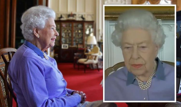`` Belle en violet '' La reine Elizabeth porte un collier préféré mais pas de broche pour un appel virtuel