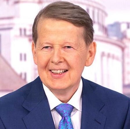 Bill Turnbull plaisante sur le fait qu'il est `` radioactif '' alors que l'animateur revient à la télévision aux côtés de Susanna Reid