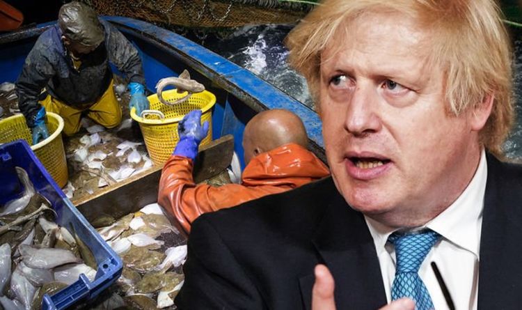 «Boris a utilisé l'industrie de la pêche!  Le Premier ministre accusé d'avoir trahi les pêcheurs alors que les tensions explosent