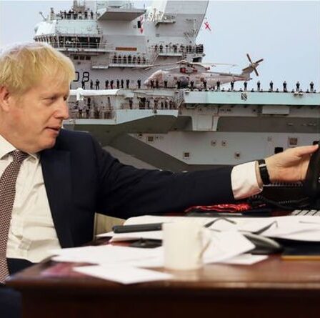 Boris envoie un avertissement à la Chine: le Premier ministre s'entretient avec le Japon alors qu'une énorme force militaire est envoyée en Asie