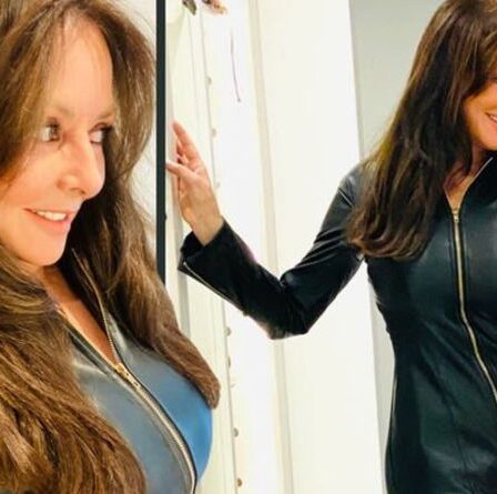 Carol Vorderman, 60 ans, épate dans une robe en cuir zippée alors qu'elle se rend à la fête d'anniversaire