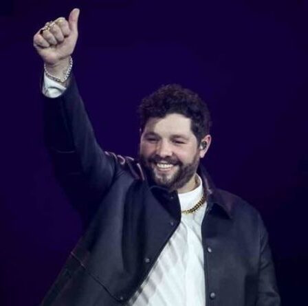 "Cela pourrait être pire ... nous pourrions faire partie de l'UE!"  Les Britanniques se moquent des `` déchets politiques '' de l'Eurovision