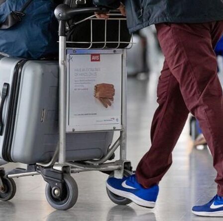 Combien de temps dois-je mettre en quarantaine après un voyage?  Les dernières mises à jour de voyage