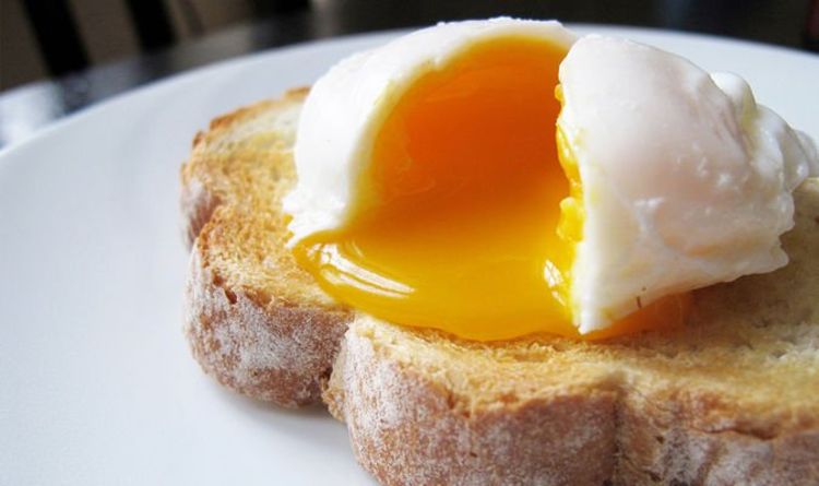 Comment faire des œufs pochés - la simple astuce du vinaigre pour empêcher vos œufs de devenir vaporeux