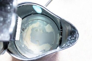 Comment nettoyer l'intérieur d'une bouilloire - en utilisant uniquement du bicarbonate de soude