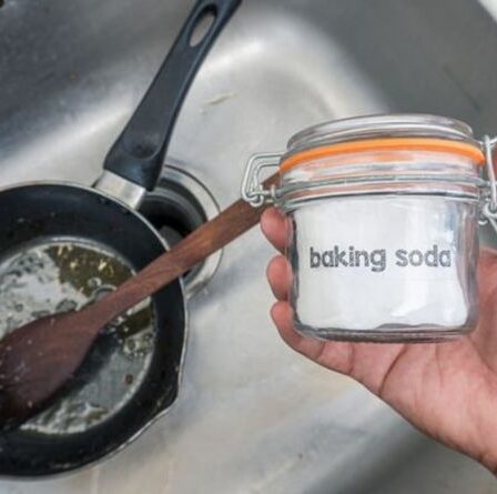 Comment nettoyer un pot brûlé avec du bicarbonate de soude - les 3 méthodes faciles à connaître