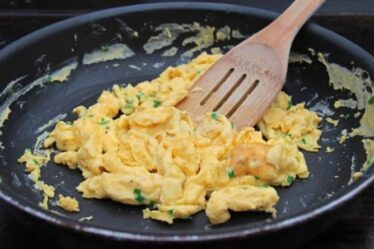 Comment retirer les œufs brouillés d'une casserole - le hack qui change la vie