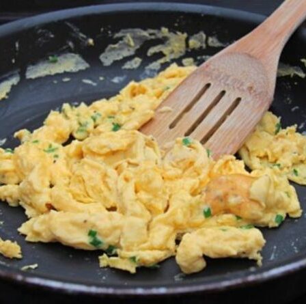 Comment retirer les œufs brouillés d'une casserole - le hack qui change la vie