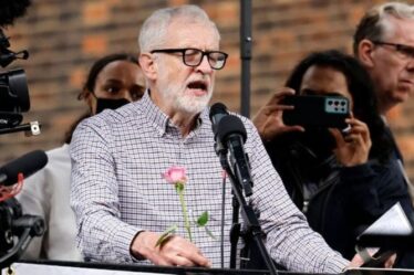 Corbyn a qualifié de `` vrai chef de l'opposition '' alors que la foule éclate au rassemblement de Londres - Starmer a honte