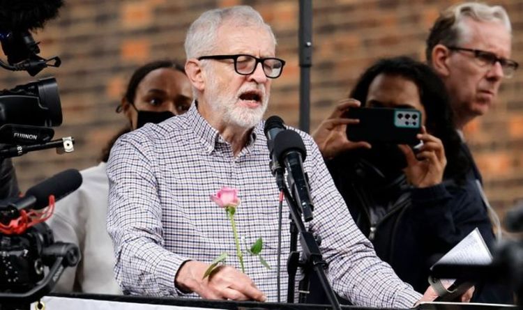 Corbyn a qualifié de `` vrai chef de l'opposition '' alors que la foule éclate au rassemblement de Londres - Starmer a honte